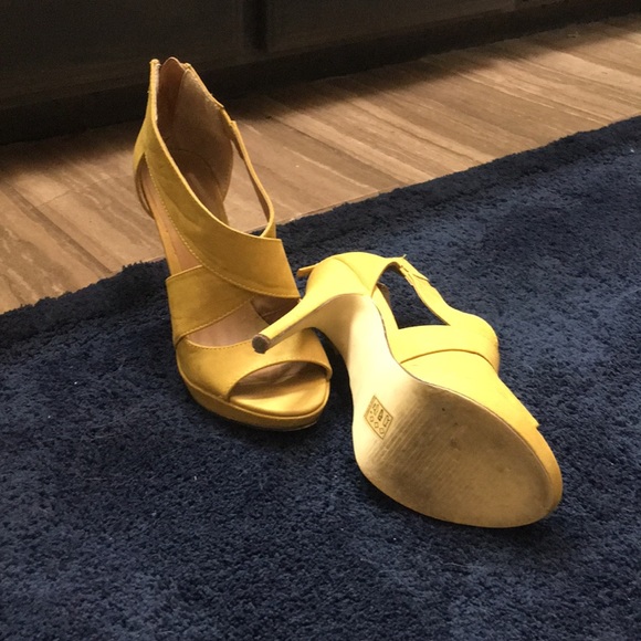 Yellow heels - Picture 2 of 3